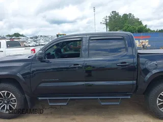 2020 Toyota Tacoma SR5 z VIN 3TMAZ5CN8LM138501, wystawiony jako IAAI lot #42321412 z przebiegiem 81 806 mil mil oraz . Historia ofert i sprzedaży dostępna na DreamBid. Obrazek 14.