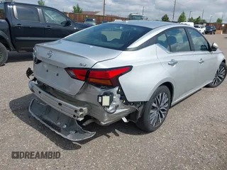 2023 Nissan Altima SV z VIN 1N4BL4DV0PN385186, wystawiony jako IAAI lot #42421832 z przebiegiem 44 341 mil mil oraz . Historia ofert i sprzedaży dostępna na DreamBid. Obrazek 4.