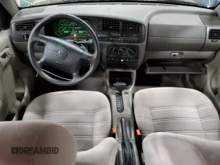 1998 Volkswagen Jetta z VIN 3VWSA81H5WM126169, wystawiony jako Copart lot #84884894 z przebiegiem 32 759 mil mil oraz Czysty tytuł • Clean title. Historia ofert i sprzedaży dostępna na DreamBid. Obrazek 8.