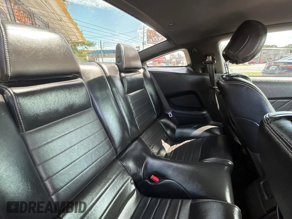 2013 Ford Mustang V6 z VIN 1ZVBP8AMXD5211507, wystawiony jako Copart lot #63517505 z przebiegiem 232 023 mil mil oraz Czysty tytuł • Clean title. Historia ofert i sprzedaży dostępna na DreamBid. Obrazek 6.