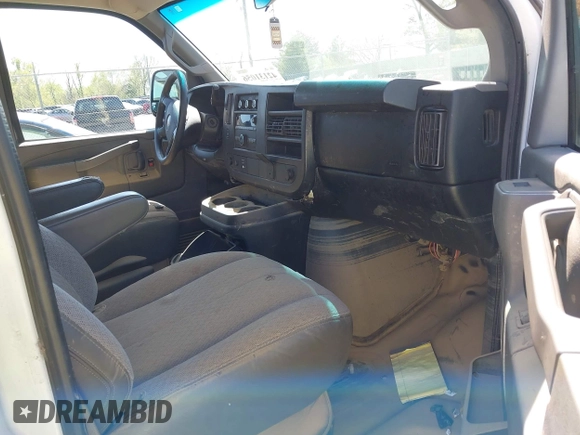 2017 GMC Savana Cargo z VIN 1GTW7AFF8H1906054, wystawiony jako IAAI lot #42131056 z przebiegiem 150 000 mil mil oraz . Historia ofert i sprzedaży dostępna na DreamBid. Obrazek 5.