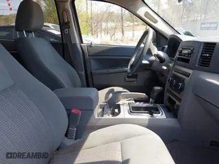 2007 Jeep Grand Cherokee Laredo with VIN 1J8GS48K67C512160, listed as a IAAI auction lot 41892105 with 204,308 mi miles. Bid and sale history available at carsss.com. Image 5.