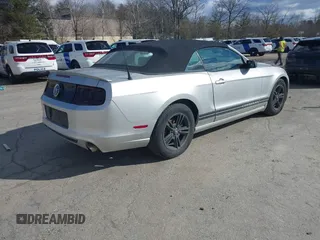 2013 Ford Mustang V6 z VIN 1ZVBP8EMXD5242038, wystawiony jako IAAI lot #41744352 z przebiegiem 167 227 mil mil oraz . Historia ofert i sprzedaży dostępna na DreamBid. Obrazek 4.