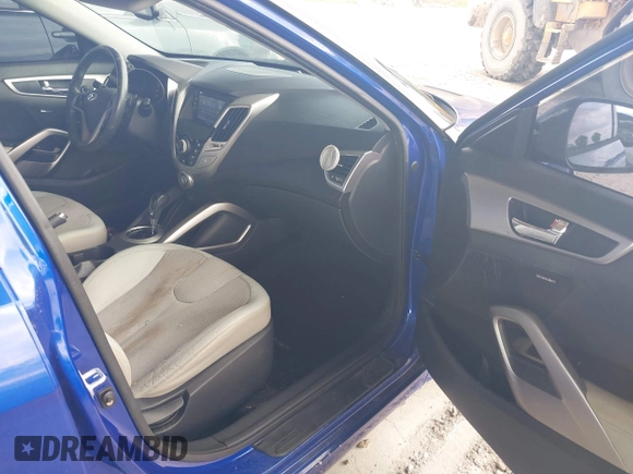 2012 Hyundai Veloster w/Gray Int z VIN KMHTC6AD0CU034683, wystawiony jako IAAI lot #42395112 z przebiegiem 134 388 mil mil oraz . Historia ofert i sprzedaży dostępna na DreamBid. Obrazek 5.