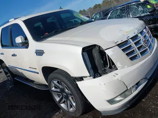 2010 Cadillac Escalade z VIN 1GYUCAEF4AR226514, wystawiony jako IAAI lot #41295243 z przebiegiem 246 952 mil mil oraz . Historia ofert i sprzedaży dostępna na DreamBid. Obrazek 1.
