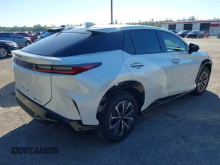 2024 Lexus RZ 300e Premium z VIN JTJABABB3RA002882, wystawiony jako IAAI lot #41262906 z przebiegiem 8 114 mil mil oraz . Historia ofert i sprzedaży dostępna na DreamBid. Obrazek 4.