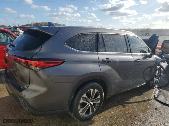 2021 Toyota Highlander XLE with VIN 5TDGZRAH5MS522722, listed as a Copart auction lot 84849504 with 0 mi miles and Salvage Title. Bid and sale history available at carsss.com. Image 3.