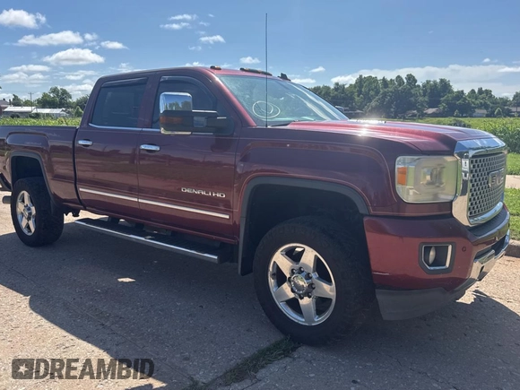 2015 GMC Sierra 2500HD Denali z VIN 1GT120E88FF102231, wystawiony jako Copart lot #60239065 z przebiegiem 305 655 mil mil oraz Czysty tytuł • Clean title. Historia ofert i sprzedaży dostępna na DreamBid. Obrazek 1.