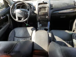 2013 Kia Sorento EX z VIN 5XYKUDA27DG360953, wystawiony jako Copart lot #48254445 z przebiegiem 134 637 mil mil oraz Szkoda całkowita • Salvage title. Historia ofert i sprzedaży dostępna na DreamBid. Obrazek 8.