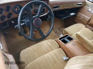 1990 GMC Suburban z VIN 1GKGR26K8LF528125, wystawiony jako Copart lot #84931724 z przebiegiem Nie podano mil oraz Szkody całkowita. Historia ofert i sprzedaży dostępna na DreamBid. Obrazek 8.