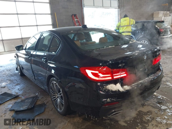 2020 BMW 5 Series 540i xDrive z VIN WBAJS3C06LCE00319, wystawiony jako IAAI lot #41384030 z przebiegiem 49 941 mil mil oraz . Historia ofert i sprzedaży dostępna na DreamBid. Obrazek 3.