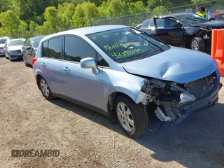 2009 Nissan Versa S z VIN 3N1BC13E29L404742, wystawiony jako IAAI lot #42394095 z przebiegiem 183 334 mil mil oraz . Historia ofert i sprzedaży dostępna na DreamBid. Obrazek 1.