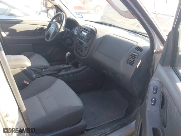 2006 Ford Escape XLS with VIN 1FMYU92Z66KB78298, listed as a IAAI auction lot 41867231 with 204,809 mi miles. Bid and sale history available at carsss.com. Image 5.