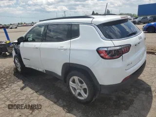 2023 Jeep Compass Latitude z VIN 3C4NJDBN9PT552970, wystawiony jako Copart lot #63489905 z przebiegiem 61 045 mil mil oraz Czysty tytuł • Clean title. Historia ofert i sprzedaży dostępna na DreamBid. Obrazek 2.