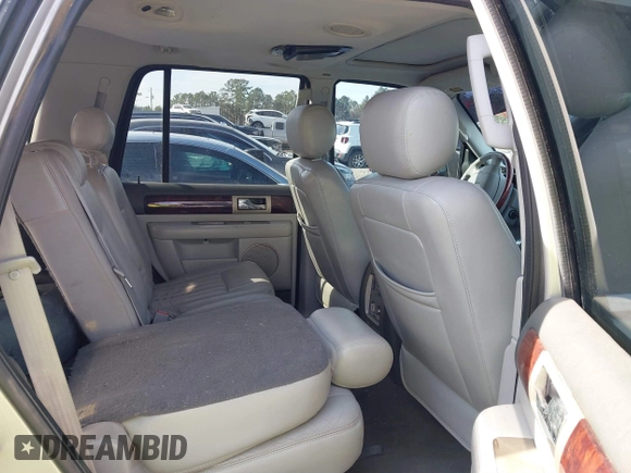 2005 Lincoln Navigator Luxury with VIN 5LMFU28535LJ01574, listed as a IAAI auction lot 41453324 with 197,935 mi miles. Bid and sale history available at carsss.com. Image 8.