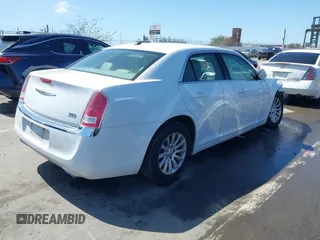 2014 Chrysler 300 z VIN 2C3CCAAG9EH301766, wystawiony jako IAAI lot #41811380 z przebiegiem 111 580 mil mil oraz . Historia ofert i sprzedaży dostępna na DreamBid. Obrazek 4.