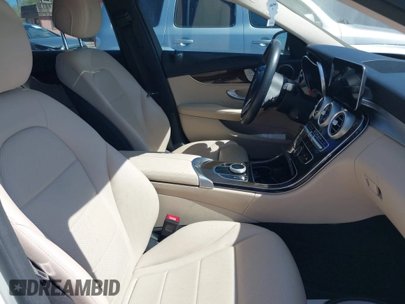 2019 Mercedes-Benz C 300 z VIN 55SWF8DBXKU298367, wystawiony jako IAAI lot #42183443 z przebiegiem 74 433 mil mil oraz . Historia ofert i sprzedaży dostępna na DreamBid. Obrazek 5.