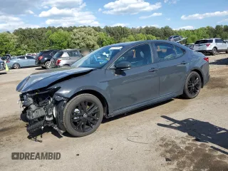 2025 Toyota Camry LE z VIN 4T1DAACK3SU079723, wystawiony jako Copart lot #52720165 z przebiegiem 5800 mil mil oraz Szkoda całkowita • Salvage title. Historia ofert i sprzedaży dostępna na DreamBid. Obrazek 1.