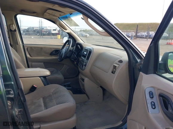 2003 Ford Escape XLT Popular 2 with VIN 1FMYU93113KE18944, listed as a IAAI auction lot 42056372 with 244,942 mi miles. Bid and sale history available at carsss.com. Image 5.