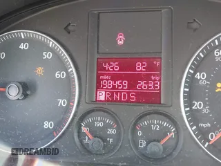 2008 Volkswagen Jetta SE z VIN 3VWRM71KX8M191212, wystawiony jako IAAI lot #42660632 z przebiegiem 198 459 mil mil oraz . Historia ofert i sprzedaży dostępna na DreamBid. Obrazek 15.