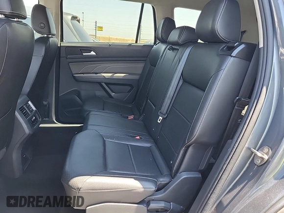 2023 Volkswagen Atlas SE z VIN 1V2HR2CA5PC526012, wystawiony jako IAAI lot #42796408 z przebiegiem 41 216 mil mil oraz . Historia ofert i sprzedaży dostępna na DreamBid. Obrazek 25.
