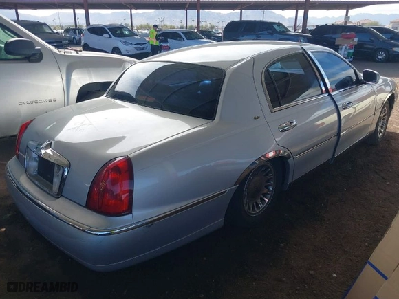 2002 Lincoln Town Car Cartier with VIN 1LNHM83W82Y671518, listed as a IAAI auction lot 41585081 with 134,083 mi miles. Bid and sale history available at carsss.com. Image 4.