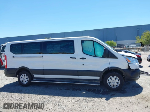 2019 Ford Transit Passenger XL z VIN 1FBZX2YM2KKA61349, wystawiony jako IAAI lot #42342349 z przebiegiem 106 593 mil mil oraz . Historia ofert i sprzedaży dostępna na DreamBid. Obrazek 14.