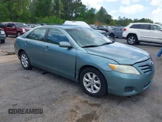 2011 Toyota Camry LE z VIN 4T1BF3EK5BU663140, wystawiony jako IAAI lot #41968183 z przebiegiem 163 132 mil mil oraz . Historia ofert i sprzedaży dostępna na DreamBid. Obrazek 1.
