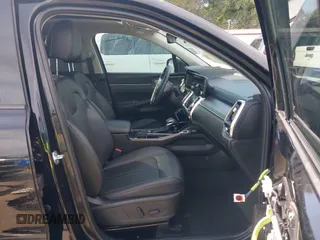 2023 Kia Sorento SX z VIN 5XYRK4LFXPG202339, wystawiony jako IAAI lot #42463572 z przebiegiem 27 928 mil mil oraz . Historia ofert i sprzedaży dostępna na DreamBid. Obrazek 5.