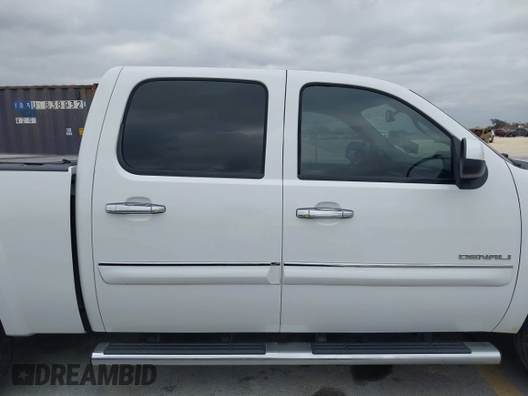 2011 GMC Sierra 1500 Denali z VIN 3GTP2XE25BG404518, wystawiony jako IAAI lot #41504566 z przebiegiem 187 926 mil mil oraz . Historia ofert i sprzedaży dostępna na DreamBid. Obrazek 13.