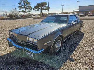 1985 Oldsmobile Toronado Custom Brougham z VIN 1G3EZ57Y7FE330055, wystawiony jako Copart lot #43433285 z przebiegiem 931 486 mil mil oraz Tytuł czysty. Historia ofert i sprzedaży dostępna na DreamBid. Obrazek 2.