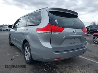 2012 Toyota Sienna LE AAS с VIN 5TDKK3DCXCS187273, выставлен на аукционе IAAI как лот 41741836 с пробегом 126 290 миль миль и . История ставок и продаж доступна на DreamBid. Изображение 3.