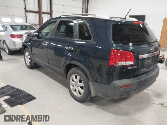 2013 Kia Sorento LX z VIN 5XYKT4A61DG371260, wystawiony jako IAAI lot #42045122 z przebiegiem 120 707 mil mil oraz . Historia ofert i sprzedaży dostępna na DreamBid. Obrazek 3.