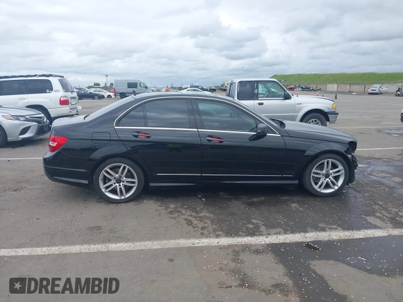 2013 Mercedes-Benz C 250 Sport z VIN WDDGF4HB4DA805824, wystawiony jako IAAI lot #41885189 z przebiegiem 140 404 mil mil oraz . Historia ofert i sprzedaży dostępna na DreamBid. Obrazek 14.