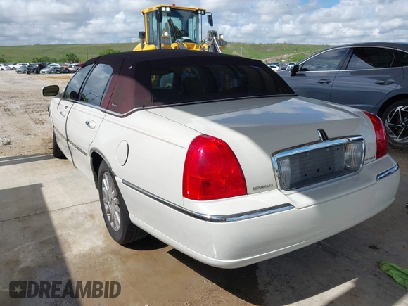 2006 Lincoln Town Car Signature z VIN 1LNHM81W36Y602874, wystawiony jako IAAI lot #42414765 z przebiegiem 121 459 mil mil oraz . Historia ofert i sprzedaży dostępna na DreamBid. Obrazek 3.