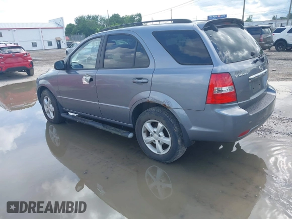 2008 Kia Sorento LX z VIN KNDJC735385819725, wystawiony jako IAAI lot #42487480 z przebiegiem 107 284 mil mil oraz . Historia ofert i sprzedaży dostępna na DreamBid. Obrazek 3.