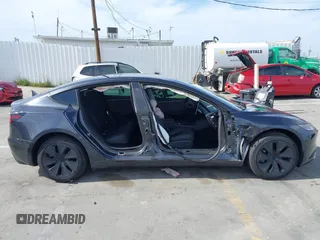 2025 Tesla Model 3 Long Range z VIN 5YJ3E1EA0SF915571, wystawiony jako IAAI lot #42247609 z przebiegiem 3 901 mil mil oraz . Historia ofert i sprzedaży dostępna na DreamBid. Obrazek 14.