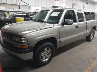 2000 Chevrolet Silverado 1500 LT with VIN 1GCEK19T4YE162277, listed as a IAAI auction lot 41777032 with 235,337 mi miles. Bid and sale history available at carsss.com. Image 17.