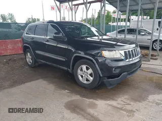 2011 Jeep Grand Cherokee Laredo z VIN 1J4RR4GG1BC547555, wystawiony jako IAAI lot #42324086 z przebiegiem 210 461 mil mil oraz . Historia ofert i sprzedaży dostępna na DreamBid. Obrazek 1.