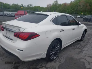 2016 Infiniti Q70 z VIN JN1BY1AR4GM271282, wystawiony jako IAAI lot #42204923 z przebiegiem 104 244 mil mil oraz . Historia ofert i sprzedaży dostępna na DreamBid. Obrazek 4.