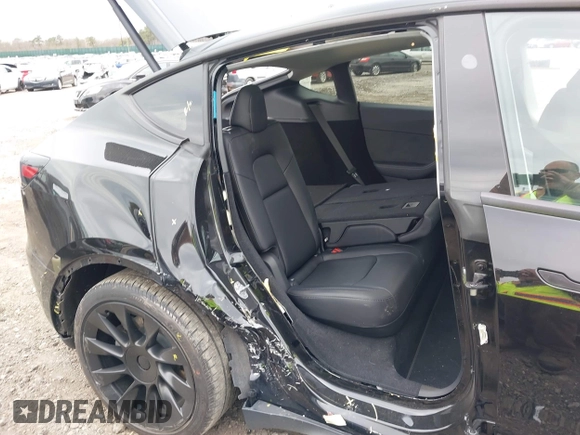2024 Tesla Model Y с VIN 7SAYGDED5RF093696, выставлен на аукционе IAAI как лот 42061020 с пробегом 21 220 миль миль и . История ставок и продаж доступна на DreamBid. Изображение 6.
