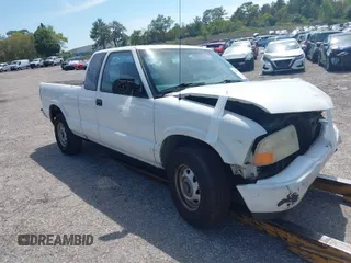 2000 GMC Sonoma SLS with VIN 1GTDT19W4YK230095, listed as a IAAI auction lot 41887818 with 232,455 mi miles. Bid and sale history available at carsss.com. Image 1.