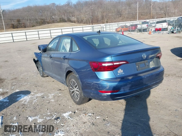 2021 Volkswagen Jetta S z VIN 3VWC57BU0MM054745, wystawiony jako IAAI lot #39772920 z przebiegiem 31 453 mil mil oraz . Historia ofert i sprzedaży dostępna na DreamBid. Obrazek 3.