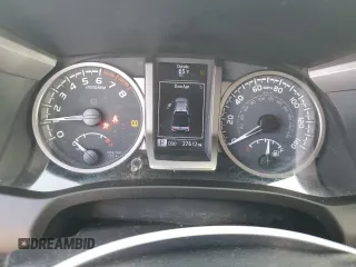 2020 Toyota Tacoma SR5 z VIN 3TMAZ5CN8LM126431, wystawiony jako Copart lot #56073545 z przebiegiem 27 612 mil mil oraz Szkoda całkowita • Salvage title. Historia ofert i sprzedaży dostępna na DreamBid. Obrazek 9.
