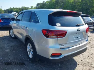 2019 Kia Sorento LX z VIN 5XYPG4A34KG574303, wystawiony jako IAAI lot #42191577 z przebiegiem 117 821 mil mil oraz . Historia ofert i sprzedaży dostępna na DreamBid. Obrazek 3.