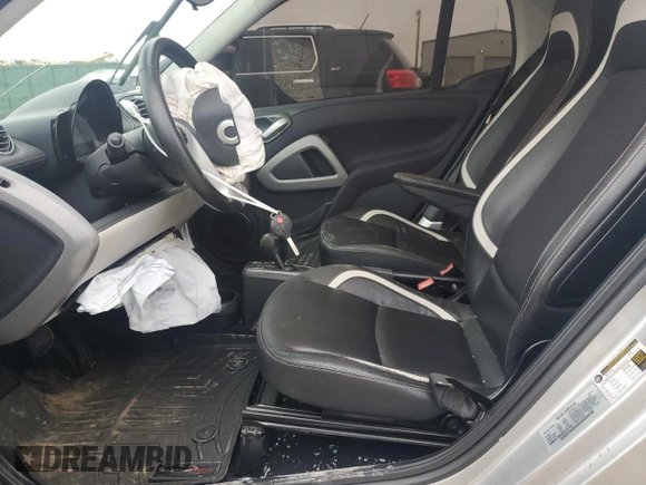 2015 Smart fortwo Passion z VIN WMEEJ3BA9FK791881, wystawiony jako Copart lot #43876595 z przebiegiem 56 699 mil mil oraz Szkody całkowita. Historia ofert i sprzedaży dostępna na DreamBid. Obrazek 7.
