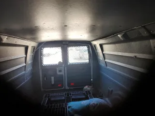 2014 Ford Econoline Cargo Commercial z VIN 1FTNS2EW6EDA15997, wystawiony jako Copart lot #82108024 z przebiegiem 146 982 mil mil oraz Szkoda całkowita • Salvage title. Historia ofert i sprzedaży dostępna na DreamBid. Obrazek 10.