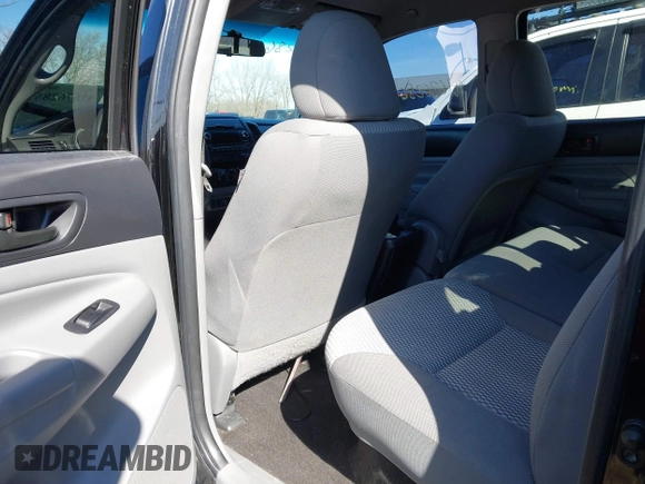 2012 Toyota Tacoma PreRunner z VIN 3TMJU4GN7CM128397, wystawiony jako IAAI lot #41676286 z przebiegiem 148 113 mil mil oraz . Historia ofert i sprzedaży dostępna na DreamBid. Obrazek 8.