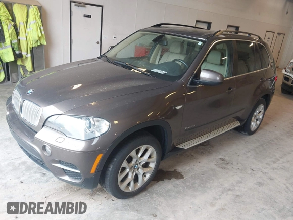 2013 BMW X5 xDrive35i z VIN 5UXZV4C54D0B21144, wystawiony jako IAAI lot #42304165 z przebiegiem 164 673 mil mil oraz . Historia ofert i sprzedaży dostępna na DreamBid. Obrazek 2.