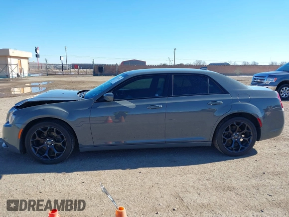 2019 Chrysler 300 S z VIN 2C3CCABG8KH538131, wystawiony jako IAAI lot #41342680 z przebiegiem 85 878 mil mil oraz . Historia ofert i sprzedaży dostępna na DreamBid. Obrazek 14.
